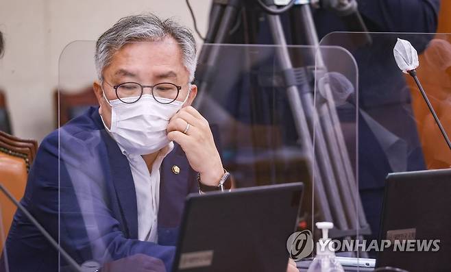 생각에 잠긴 최강욱 의원 (서울=연합뉴스) 하사헌 기자 = 더불어민주당 최강욱 의원이 22일 서울 여의도 국회에서 열린 법제사법위원회 전체회의에서 생각에 잠겨 있다. 2022.8.22 [국회사진기자단] toadboy@yna.co.kr