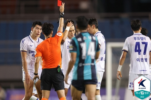 퇴장당하는 충남아산 수비수 이호인. [한국프로축구연맹 제공. 재판매 및 DB 금지]