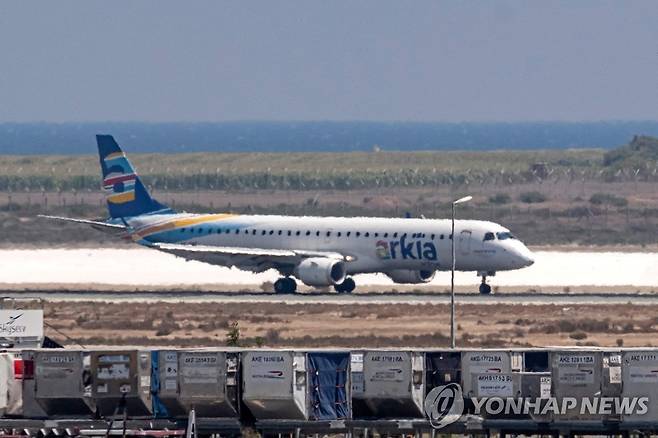 팔레스타인 주민을 태우고 이스라엘 공항을 출발해 키프로스 라르나카 공항에 도착한 비행기. (라르나카 AFP=연합뉴스) 이스라엘 라몬 공항에서 팔레스타인 주민 43명을 태우고 처음으로 출발한 아르키아 항공 여객기가 키프로스 라르나카 공항에 도착했다. 2022.8.22. photo@yna.co.kr