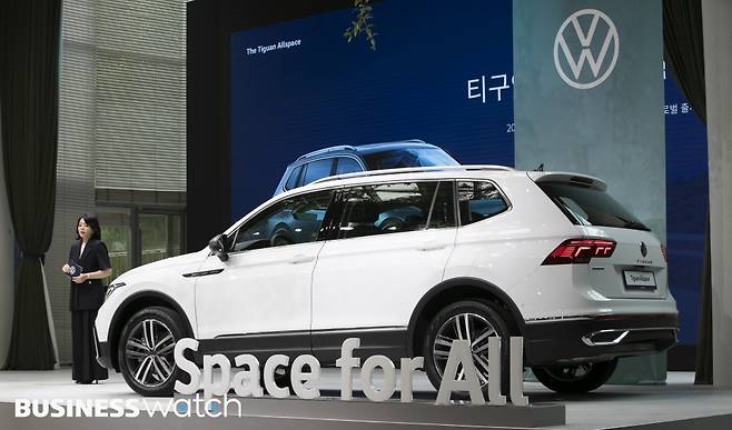 23일 오전 서울 중구 크레스트72에서 열린 폭스바겐의 스포츠유틸리티차량(SUV) 2022 신형 티구안 올스페이스 출시 기념 행사에서 차량이 공개되고 있다./사진=이명근 기자 qwe123@