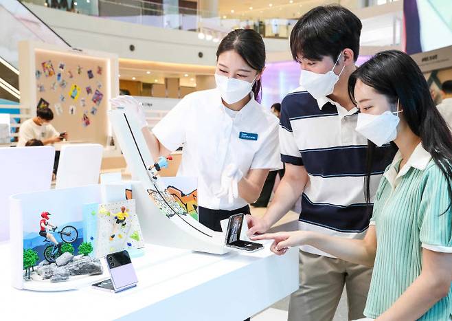 영등포 타임스퀘어 갤럭시 스튜디오에서 방문객들이 갤럭시 팬큐레이터의 안내를 받으며 ‘갤럭시 Z 플립4’의 플렉스 캠을 체험하고 있다. (사진=삼성전자)