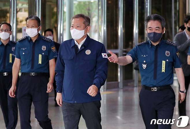 이상민 행정안전부 장관이 23일 오전 서울 서대문구 경찰청에서 을지연습 상황보고를 받기 위해 윤희근 경찰청장의 안내를 받아 상황실로 향하고 있다. 2022.8.23/뉴스1 ⓒ News1 구윤성 기자