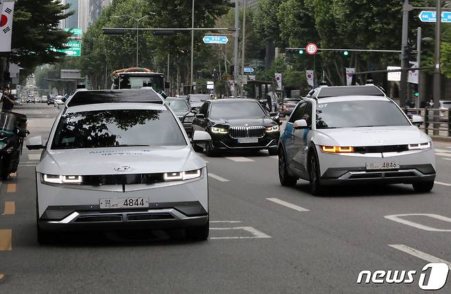 자율주행 전기차 로보라이드가 서울 강남구 테헤란로에서 시범운행을 하고 있다. 2022.6.9/뉴스1 ⓒ News1 박세연 기자