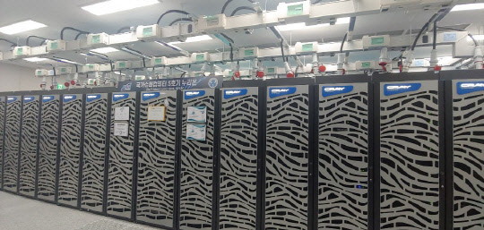 KISTI 내 구축된 슈퍼컴퓨터 5호기 '누리온' 모습



KISTI 제공