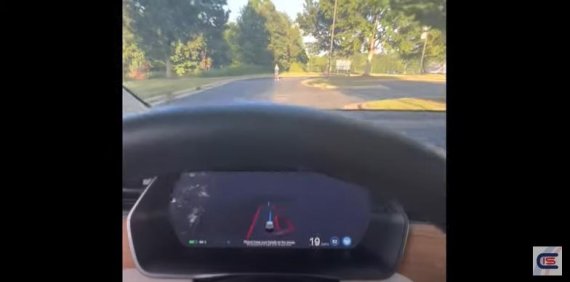 미국의 한 네티즌이 길에 아들을 세워놓고 테슬라 차량 완전자율주행(FSD) 모드 안전성을 시험하는 모습 [유튜브 캡처. 재판매 및 DB 금지]