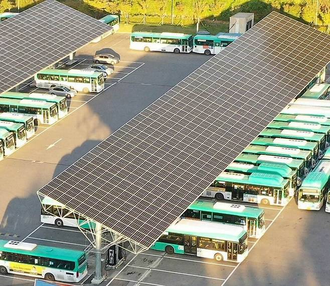 수원시와 수원시민햇빛발전사회적협동조합은 지난해 10월 수원시 영통구 동부버스공영차고지 주차장과 건물 상부에 총 820kW 규모의 태양광 발전을 설치했다. 전기버스 충전소의 비가림막을 활용해 태양광 발전소를 지은 첫 사례다. 수원시 제공(환경운동연합 보고서에서 발췌)