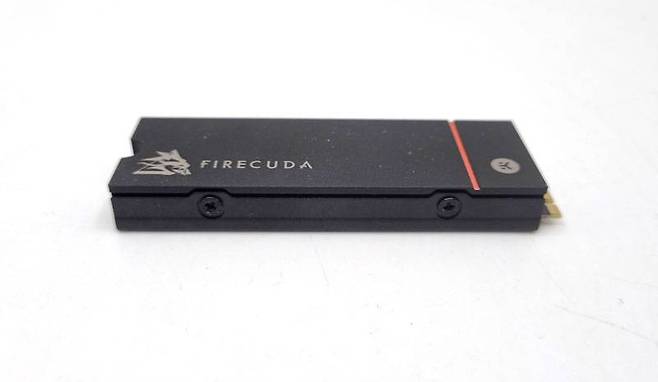 씨게이트 파이어쿠다 530 히트싱크 M.2 NVMe 제품 전면