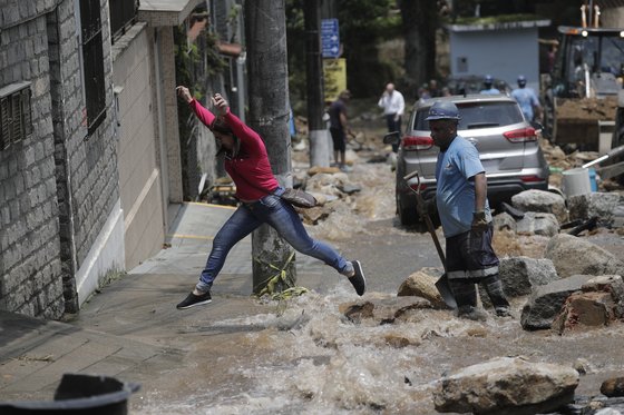 지난 2월 16일 브라질 페트로폴리스 시에서는 폭우로 인해 바위가 거리에 나뒹굴고 있다. 당시 홍수로 페트로폴리스에서 최소 38명이 사망했다. EPA=연합뉴스