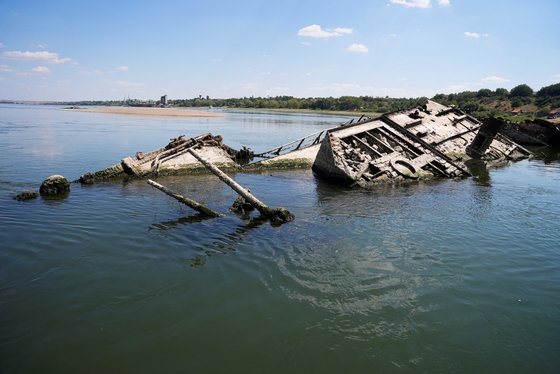 극심한 가뭄 탓에 세르비아 프라호보 지역을 흐르는 다뉴브 강에서 2차 세계 대전 당시의 독일 전함 잔해가 드러났다. 로이터=연합뉴스