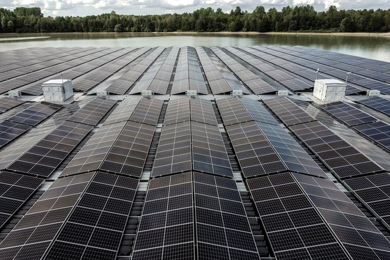독일 할테른의 지베르지 호수에 있는 독일 최대 수상 태양광 발전소. EPA=연합뉴스