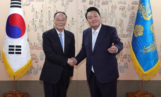 윤석열 대통령이 5월 10일 오후 서울 용산 대통령실에서 왕치산 중국 국가 부주석을 접견, 기념촬영하고 있다. 뉴스1