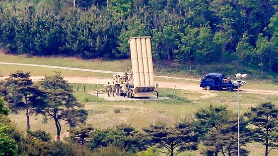 성주 사드 기지에서 주한미군 관계자로 보이는 이들이 발사대를 점검하는 모습. 뉴스1