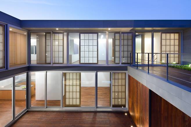 하늘집 중정과 내부 공간. 남궁선 제공