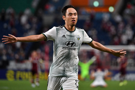 Jeonbuk Hyundai Motors' Moon Seon-min celebrates his goal during the AFC Champions League quarterfinal match between Vissel Kobe and Jeonbuk Hyundai Motors in Saitama on Monday. [AFP/YONHAP]