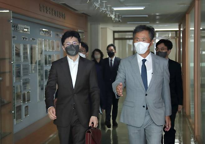 한동훈(왼쪽) 법무부 장관이 19일 오전 경기 용인시 법무연수원 용인분원을 찾아 교육 중인 신임 검사들과 대화의 시간을 가졌다고 법무부가 전했다. 오른쪽은 명점식 법무연수원 용인분원장. [연합]