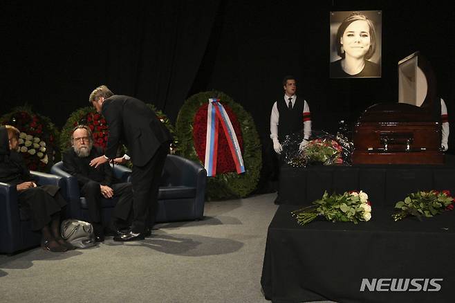 [AP/뉴시스] 23일 러시아의 정치철학자로 극단 국수주의를 주창해온 알렉산드르 두긴이 20일 차량폭발로 사망한 딸 다리아 두기나의 모스크바 영결식에 참석한 자리에서 애도객의 위로를 받고 있다