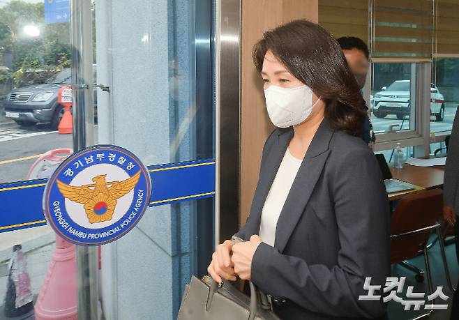 이재명 더불어민주당 의원(인천 계양을)의 배우자 김혜경씨가 23일 오후 경기 수원시 장안구 경기남부경찰청에 '법인카드 유용 의혹' 관련 조사를 받기 위해 출석하고 있다. 사진공동취재단