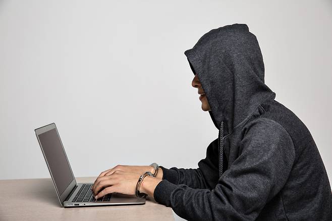 23일 경찰에 따르면 지난 1~7월 보이스피싱 피해 건수에서 '기관 사칭형'의 비중은 37%로 지난해 같은 기간보다 증가했다. ⓒ게티이미지뱅크