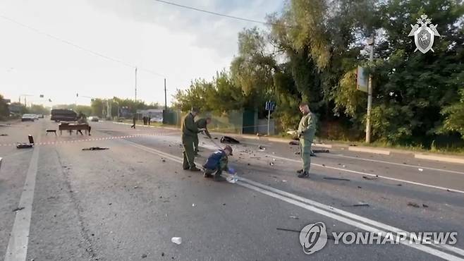 모스크바 차량 폭파사고 현장 조사하는 러 당국 조사관들 [TASS=연합뉴스 자료사진. 재판매 및 DB 금지]