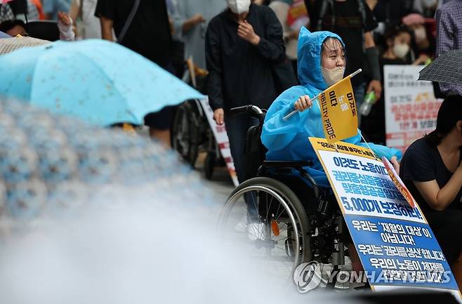 결의대회중인 중증장애인 전국장애인차별철폐연대를 비롯한 장애인단체 회원들이 지난 17일 서울 중구 서울지방고용노동청 앞에서 중증장애인 고용촉진 특별법 제정을 촉구하며 행진에 앞서 결의대회를 갖고 있다.