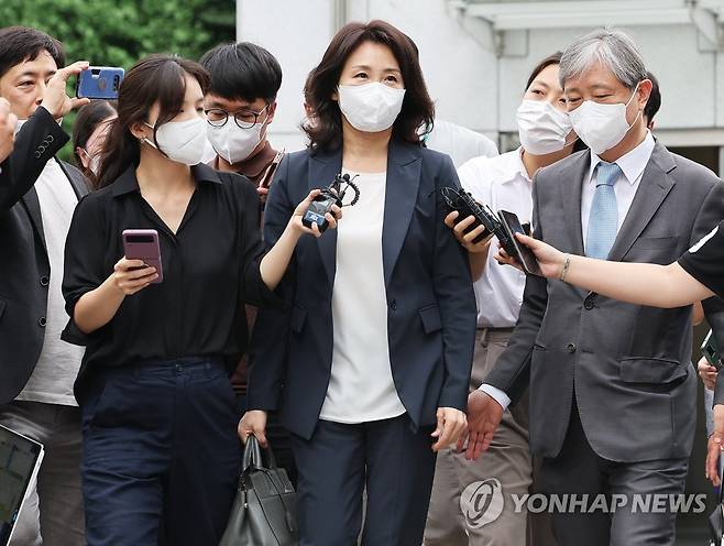 김혜경 '법인카드 의혹' 사건 피의자 신분 경찰 출석 (수원=연합뉴스) 홍기원 기자 = 더불어민주당 이재명 의원 배우자 김혜경 씨가 '법인카드 유용 의혹' 관련 조사를 받기 위해 23일 오후 경기도 수원시 경기남부경찰청으로 출석하고 있다. 2022.8.23 xanadu@yna.co.kr