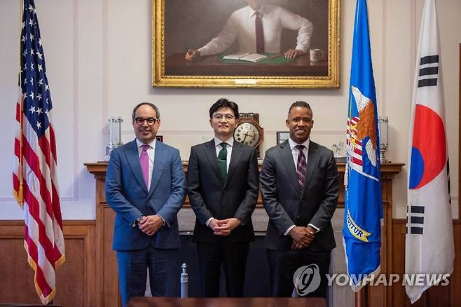 미국 연방법무부 방문한 한동훈 장관 한동훈 법무부 장관(가운데)이 7월 1일 미국 연방법무부를 방문, 조나단 캔터 미국 연방법무부 차관보 겸 반독점 국장(왼쪽), 케네스 폴라이트 2세 차관보 겸 형사국장과 면담 후 기념 촬영하고 있다. [법무부 제공. 재판매 및 DB 금지]