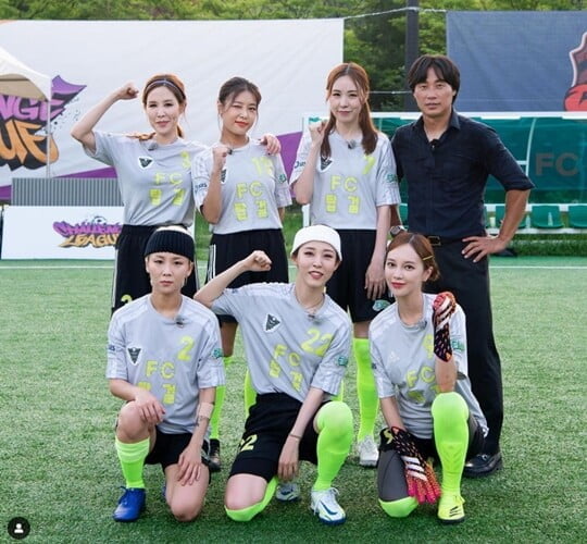 Ayumi from the group Suga encouraged the shooter of Kick a goal.Ayumi posted a picture on her 24 Days instagram with an article entitled Tonight at 9:00 ~ # Goals are their fcWonder Woman vs fc top girl.In the public photos, FC Top Girl Chanina, Yubin, Kan Mi Yeon, Kim Bo Kyung, Moonbyul, Ayumi and director Choi Sung Yong appeared in Kick a goal.They are posing full of fighting and burning their will to win.Earlier, Ayumi announced the news of marriage in October and collected topics.Ayumis agency headquarters, Eenti, said, Ayumi will hold a marriage ceremony on October 30th with a non-entertainer of two years old and a Seoul place.I hope you will be blessed with joy because you have met your precious relationship and have been together for a lifetime. On the other hand, Ayumi is appearing on SBS entertainment program Kick a goal.