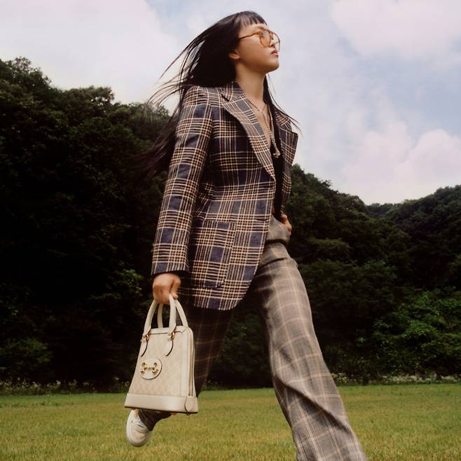 사진 : 구찌(Gucci), Credits. 이미지 & 비디오. 크리에이티브 디렉터: 알레산드로 미켈레(Alessandro Michele), 아트 디렉터: 한다솜(Dasom Han), 디렉터: 이행갑(Hanggab Lee), 포토그래퍼: 박배(PAKBAE), 스타일리스트: 정환욱(Fwanwook Jung)