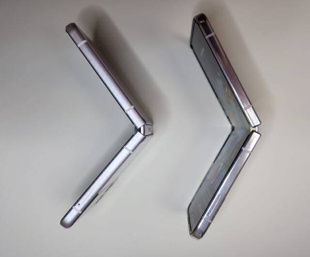 갤럭시Z플립3(좌측) 옆면은 무광, 갤럭시Z플립4(우측) 옆면은 유광이다. (사진=지디넷코리아)