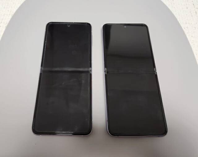 갤럭시Z플립3(좌측), 갤럭시Z플립4(우측). '화면 주름'을 비교하기 위해 주름이 잘 보이도록 비스듬한 각도에서 사진을 찍어봤다. (사진=지디넷코리아)
