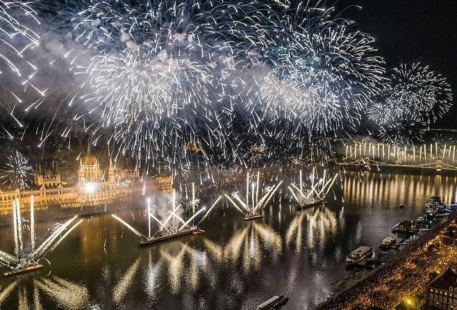 헝가리 수도 부다페스트에서 건국기념일인 '성 이슈트반의 날'에 열리는 불꽃놀이 행사 /welovebudapest