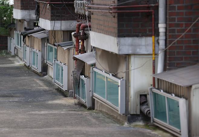 지난 16일 서울의 한 주택가에 위치한 반지하 가구들. /연합뉴스