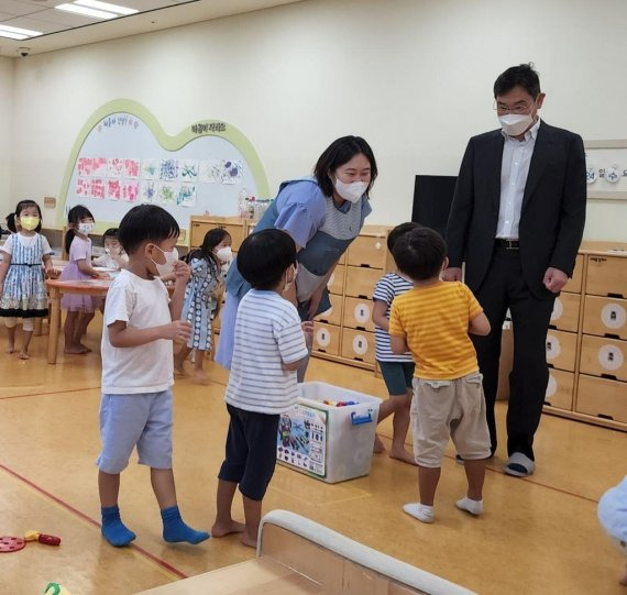 이재용 삼성전자 부회장이 삼성엔지니어링 글로벌엔지니어링센터 내 어린이집을 찾아 아이들을 만나고 있다. /삼성엔지니어링 직원 SNS 캡처 /뉴시스