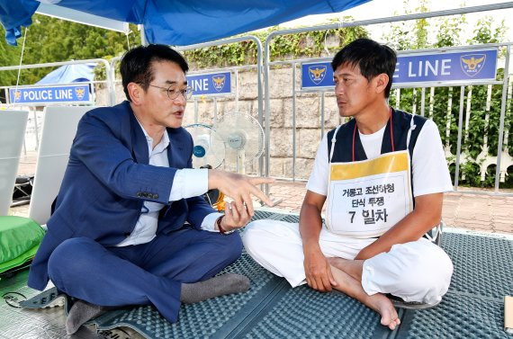 박용진 더불어민주당 당대표 후보가 24일 오후 서울 여의도 국회 앞 대우조선해양 하청노동조합 국회농성장을 찾아 단식농성을 하고있는 김형수 전국금속노동조합 거제통영고성조선하청지회장과 대화를 나누고 있다. (공동취재) 2022.8.24/뉴스1 /