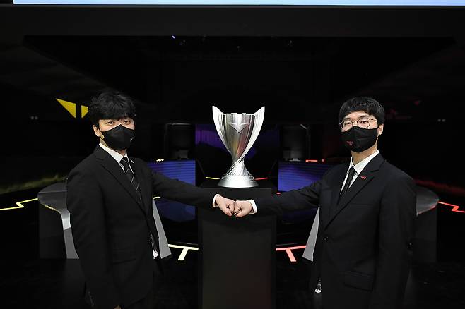 2022 LCK 서머 결승전 미디어데이에 참가한 젠지 스코어 고동빈 감독(왼쪽)과 T1 폴트 최성훈 감독(제공=LCK)