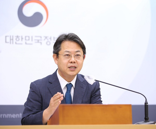 김성훈 인사혁신처 인사혁신국장이 24일 정부세종청사에서 ‘공무원 인사제도 개선’에 관한 브리핑을 하고 있다. (사진=인사혁신처)