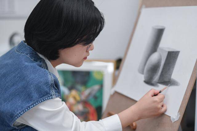 연수씨가 정물화 그리기에 한창이다. 삶에 배신당할 때마다 그는 언제나 '그리는 행위'로 도망쳤다. 김하겸 인턴기자