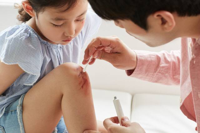 넘어져 상처가 생겼을 때는 소독용 에탄올로 소독하고, 항생제 연고를 발라주는 게 좋다./사진=클립아트코리아