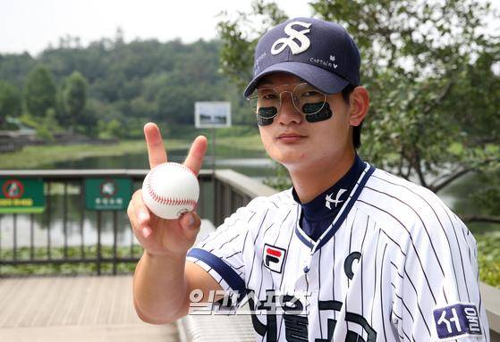 서울고 투수 김서현이 18일 오후 서울 신월동 신월야구공원에서 열린 봉황대기 고교야구대회 강원고와의 경기를 마치고 일간스포츠와의 인터뷰에서 포즈를 취하고 있다. 김민규 기자 mgkim1@edaily,co.kr