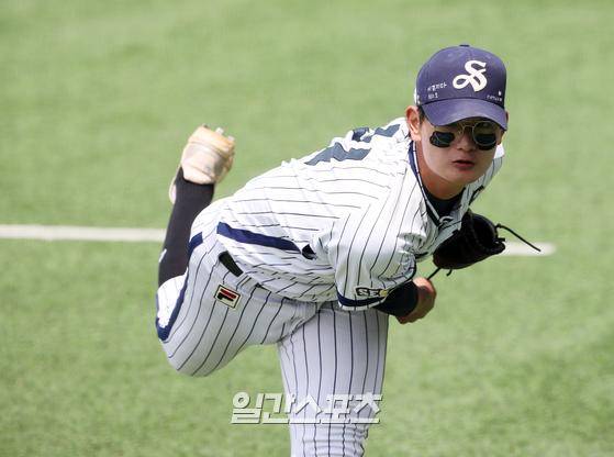 서울고 투수 김서현이 18일 오후 서울 신월동 신월야구공원에서 열린 봉황대기 고교야구대회 강원고와의 경기 중 몸을 풀고 있다. 김민규 기자 mgkim1@edaily,co.kr