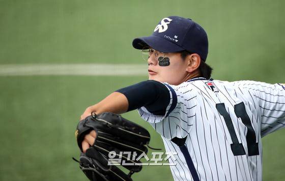 서울고 투수 김서현이 18일 오후 서울 신월동 신월야구공원에서 열린 봉황대기 고교야구대회 강원고와의 경기를 마치고 일간스포츠와의 인터뷰에서 포즈를 취하고 있다. 김민규 기자 mgkim1@edaily,co.kr