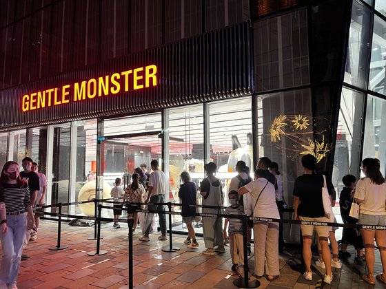 지난 14일 베이징의 대표적인 쇼핑몰인 싼리툰 타이구리에 입점한 젠틀몬스터 매장에 들어가려는 시민들이 줄을 서서 기다리고 있다. 신경진 기자