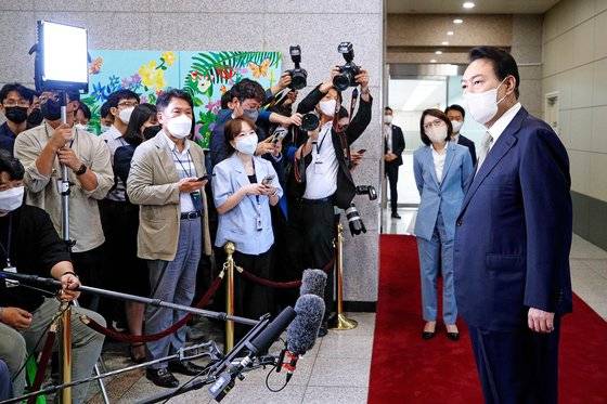 윤석열 대통령이 23일 오전 용산 대통령실에서 기자들과 출근길 문답(도어스테핑)을 하고 있다. 2022.8.23/뉴스1