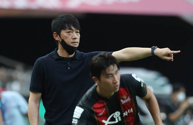 프로축구 성남 김남일(왼쪽) 감독이 성적 부진의 책임을 지고 자진 사퇴했다. 연합뉴스