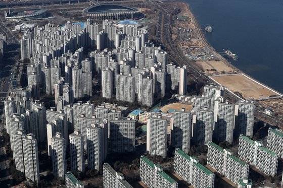 서울 송파구 롯데월드타워 서울스카이에서 바라본 잠실 아파트단지. ［뉴스1］