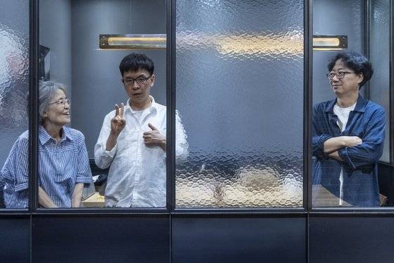 지난 22일 서울 서초구 한 카페에서 다큐멘터리 영화 '녹턴'의 주인공 은성호씨(가운데)와 손민서씨(왼쪽), 정관조 감독을 만났다. 자폐 장애인이지만, 피아노와 클라리넷 연주에 재능이 있는 성호씨는 무대에서 연주할 때 기분을 묻자 "힘들어도 참고 하는 느낌이다. 힘들어도 참아야 된다"고 말했다. 권혁재 사진전문기자