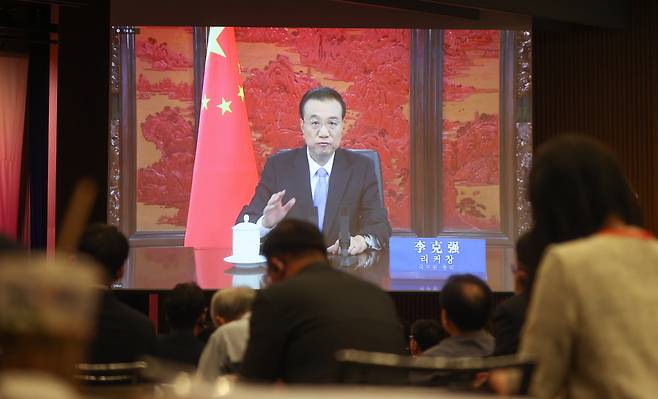 Chinese Premier Li Keqiang (on screen) delivers a congratulatory speech to mark the 30th anniversary of the establishment of diplomatic relations between South Korea and China, during a Seoul-based business forum co-hosted by the Korea Chamber of Commerce and Industry (KCCI), the Korea International Trade Association, the China Council for the Promotion of International Trade, and the Korea Trade and Investment Promotion Agency on Aug. 24, 2022. (Yonhap)