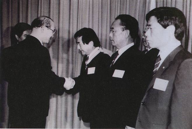 ▲ 1984년 5월11일, 당시 대통령 전두환씨에게 국민훈장 동백장을 받는 박인근 형제복지원 원장. 사진=형제복지원 운영 화보집