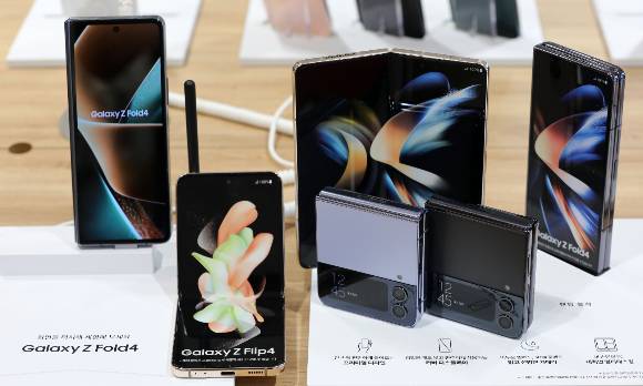 23일 오후 서울 종로구 KT플라자 광화문역점에 삼성전자의 신제품 폴더블폰 '갤럭시Z폴드4'(폴드4)와 '갤럭시Z플립4'(플립4)가 전시돼 있다. KT와 SK텔레콤, LG유플러스 등 통신 3사는 이날 사전개통을 시작했다. /사진=뉴스1