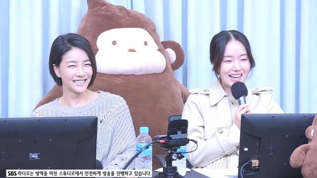 Lee Jung-hyun spoke of parenting and Husband.On SBS Power FMs Doosh Escape TV Cultwo Show (hereinafter referred to as TV Cultwo Show), which aired on August 24, singer Li Jing was the special DJ, while the main characters Lee Jung-hyun, Moon Jin-hee, Jin Seo-yeon and Park Myung-hoon, who starred in the film Limit (director Lee Seung-jun), appeared as guests.Li Jing responded that he was great that he heard that Actors had digested the action god without a band.Lee Jung-hyun boasted instead that Jin Seo-yeon kickboxed and Jin Seo-yeon corrected it as Mue Thai.Moon Jin-hee said, If you hit the Internet with Jin Seo-yeon, etc., you will get angry pictures.Then, the actual photo of Jin Seo-yeon appeared. Li Jing said, The left and right met, it is very difficult.When asked how much the scene of acting is in the movie, Lee Jung-hyun replied, Its almost half as good.However, My action is not a cool action, he said. My aunt is fighting to find her child. It seems to have done better because it is a real action.On the other hand, the muscular Jin Seo-yeon said, I am high-end, he said. I am a mother who lost a child.One of them then told a witness to Jin Seo-yeon at the Hanam Theater, He came with Son and he slept all the time in the minions.Jin Seo-yeon said, The baby is 5 years old and its so hard. I take him to the theater because he goes to bed.If you are alone and watching, you can sleep for an hour and a half to two hours. Its time to go to sleep. (Word story) Exactly.I want to see the movie Decision to break up because of my sister (Lee Jung-hyun), but I can not see what I want to see, and I see Pororo and Minions every weekend. Lee Jung-hyun was asked how she felt about her role in the kidnapping of a child after becoming a mother.Lee Jung-hyun, who said earlier that he had filmed the movie from summer to autumn 2020, said, I had a lot of nephews, so I imagined it then.I think Im going to go crazy now that I have a baby. If my child does, it seems to be similar.I met my MissingChild mothers here. They have not given up yet and they are great.I have been a lot of actors. I was so respectful of those attitudes. Meanwhile, Jin Seo-yeon surprised everyone by saying that Exercise was said to be doing four hours a day.So Li Jing said, Is not it Joshi at the movie theater after Exercise? Jin Seo-yeon said, I think it has an impact. I think it is crazy if it takes four hours, but there is a member who does it together.Swimming, Han Hyo-joo, and Sung Hoon. Four hours, all around the clock. Weight in order. One watch.Weight Exercise cant do it right after, you need to take a break for two or three minutes, he explained.Kim Tae-gyun, who is said to like to be hanging on the couch just by looking at his face, asked Jin Seo-yeon, Doesnt he usually play the rich part?So its hard, theres a lot to prepare, and you have to prepare clothes, Jin Seo-yeon replied, My wish is to end with a pair of clothes.I want to be locked up, nun or chased, he appealed.Lee Jung-hyun was told that he looked hard because he yawned, and Lee Jung-hyun said, Because of the Parenting, and said, The baby is four months old.Shes so beautiful. Its so hard. Once you laugh, you get tired. Now you flip. Hold it by the hand.I changed day and night 100 days ago, but now I am sleeping. Im half-and-half, Lee Jung-hyun, who boasted that the baby is pretty when she laughs, replied when asked who she resembles, mother or father.Moon Jin-hee, who actually saw Lee Jung-hyuns baby, testified that when you laugh, you look like Father, while Lee Jung-hyun explained that the lip resembles Father.Lee Jung-hyun said that the original house-boiled YouTube had not been uploaded because of morning sickness, and that he drinked water at the time of pregnancy.I came with food, I ate vegetables and Pyongyang cold noodles, and I ate Pyongyang cold noodles for two meals every day, he said.To Lee Jung-hyun, the two DJs mentioned Lee Jung-hyuns remarks that he had never fought Husband at the time of his last appearance on TV Cultwo Show.Lee Jung-hyun asked if he had fought so far, If Husband tries to fight, he apologizes for being sorry. If it does not, the fight will grow again.It has not grown yet. When I am angry, Husband is good and he is all wrong. However, the two DJs asked me mischievously if I said that I had fought in the end, and Lee Jung-hyun laughed and affirmed.